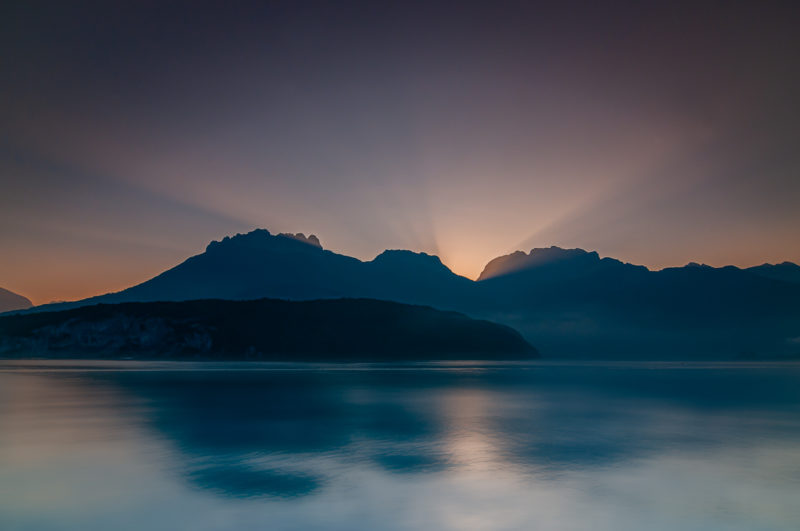 Lever de soleil sur le lac d'Annecy (Haute Savoie)